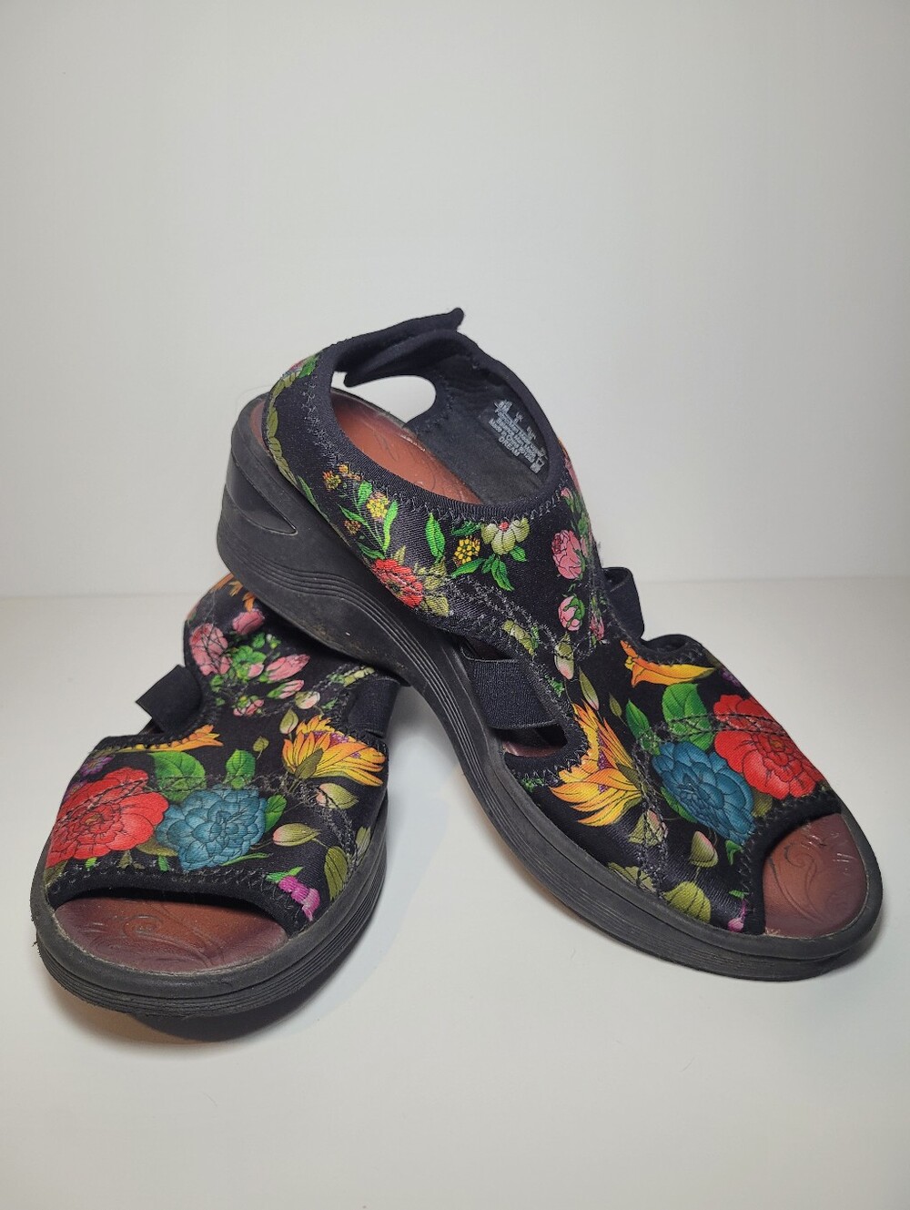 Bzees Dream Washable Wedge Sandals Black Floral Print Boho Size 8 WOMEN